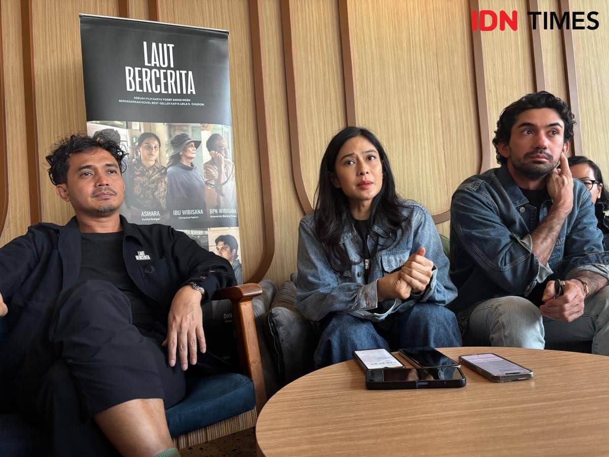 Konferensi pers Film Laut Bercerita di Yogyakarta, Jumat (23/10/2026). (IDN Times/Herlambang Jati Kusumo)
