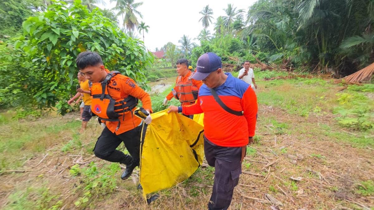 Tim gabungan mengevakuasi jenazah korban (Foto: Basarnas Padang)