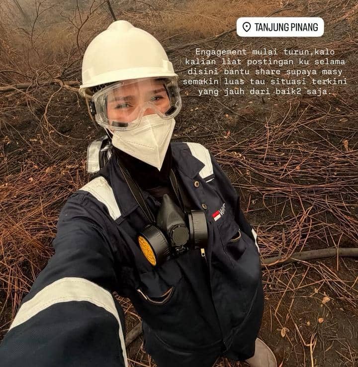 Zaskia Mecca berada di Kalimantan sebagai relawan dalam penanganan kebakaran hutan dan lahan setempat.