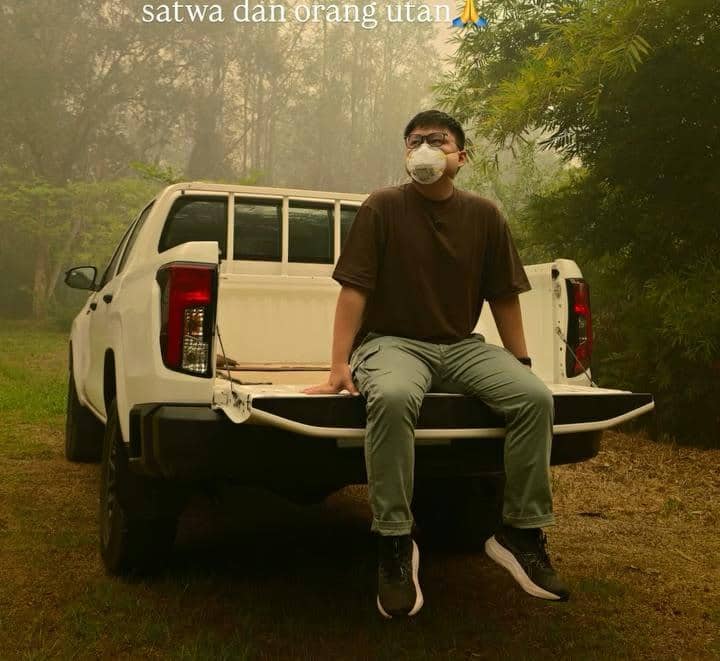 Ken menjadi relawan penanganan kebakaran hutan dan lahan di Kalimantan, sebagaimana dibagikan di Instagram.