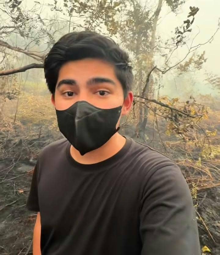 Andrew Kalaweit mengenakan seragam dan perlengkapan relawan saat terlibat dalam penanganan kebakaran hutan di Kalimantan.