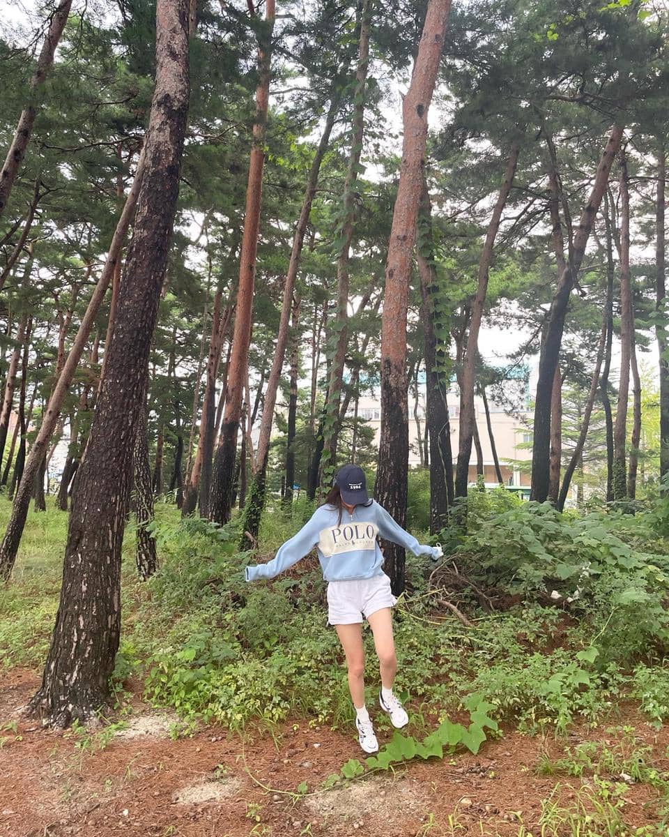 Krystal Jung tampil dengan inspirasi OOTD mengenakan sneakers, seperti dibagikan melalui akun Instagram vousmevoyez.