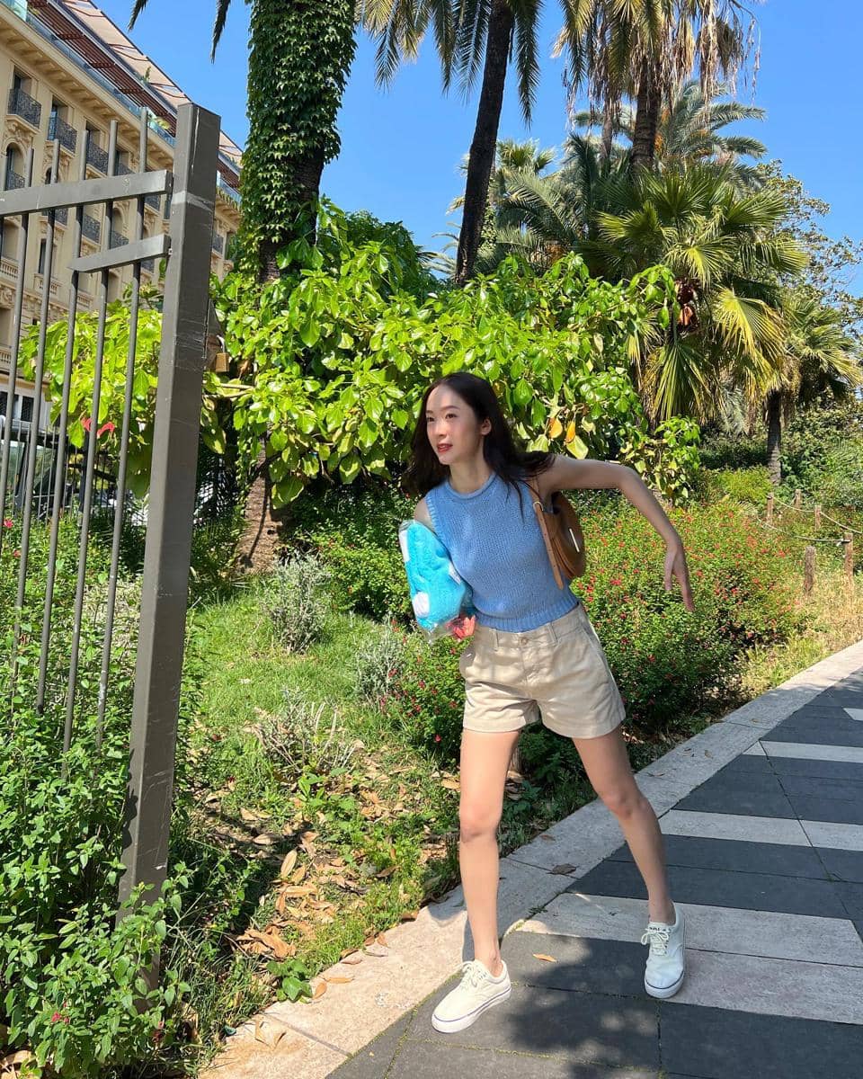 Krystal Jung mengenakan OOTD kasual dengan sneakers dalam unggahan Instagram akun pribadi @vousmevoyez.