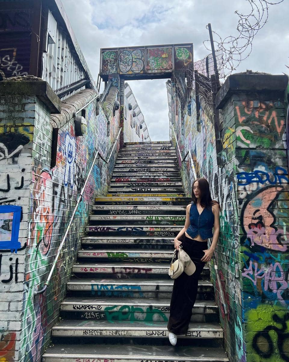 Krystal Jung bergaya OOTD dengan sneakers dalam potret yang diunggah akun Instagram vousmevoyez.