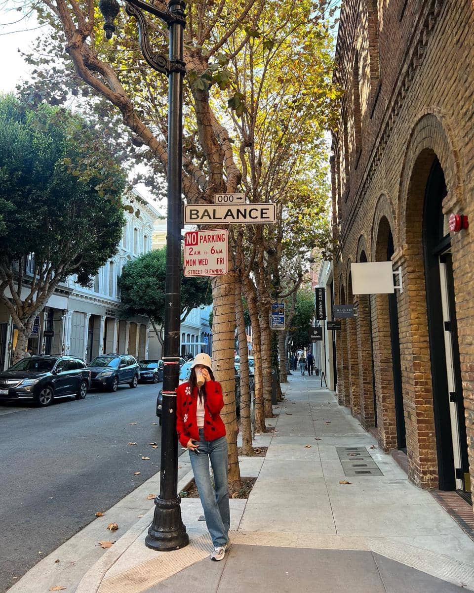Krystal Jung mengenakan busana kasual dengan sneakers sebagai inspirasi OOTD bergaya santai dan modern.