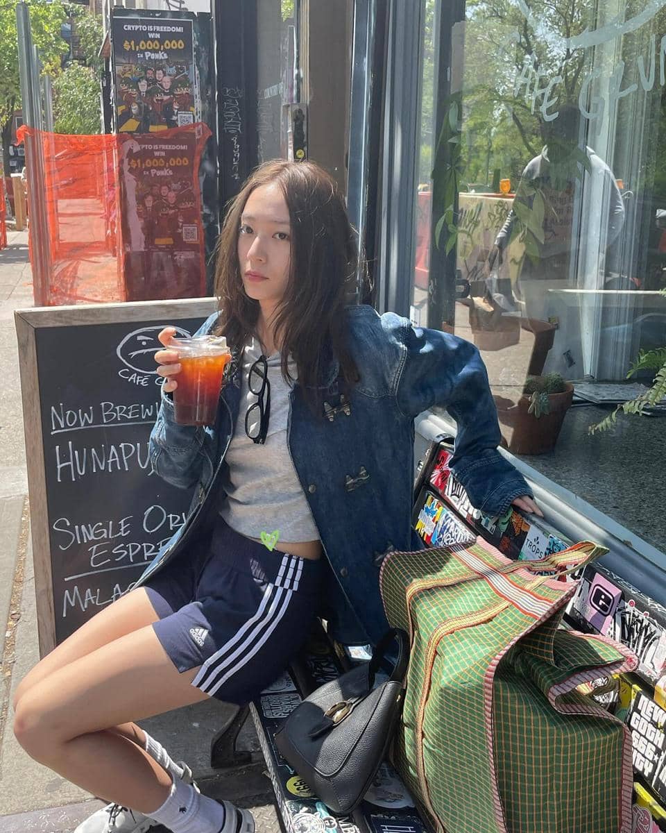 Inspirasi gaya OOTD ala Krystal Jung memadukan sneakers untuk tampilan kasual yang nyaman dan modis.
