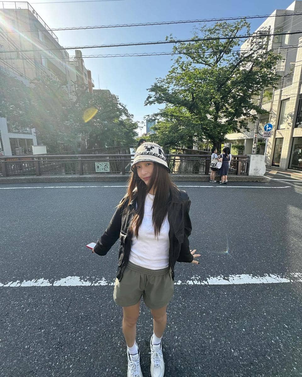 Krystal Jung mengenakan sneakers sebagai pelengkap gaya OOTD kasual yang modis untuk penampilan sehari-hari.