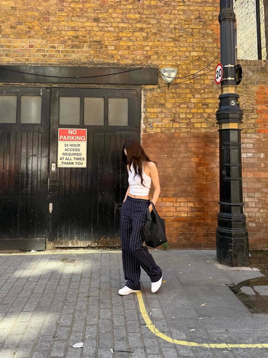 Krystal Jung mengenakan OOTD kasual dengan sneakers, memadukan gaya santai dan tampilan modis sehari-hari.