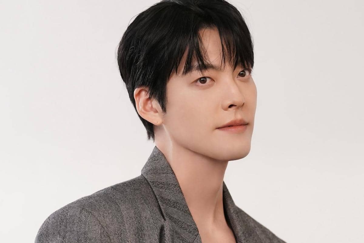 3 Artis Korea Cowok Ini Memberi Penghormatan Terakhir di Pemakaman Fans