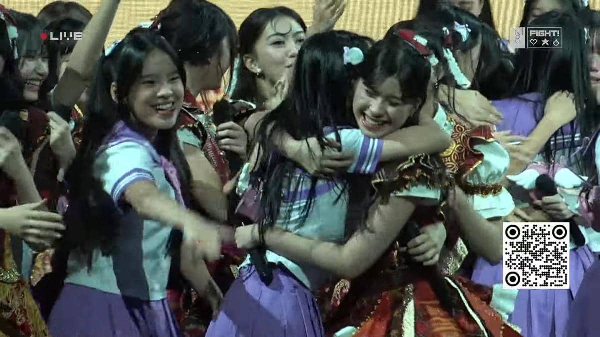 Poster pengumuman pembagian tim Generasi 13 sebagai member inti JKT48 dengan latar merah dan deretan nama anggota.