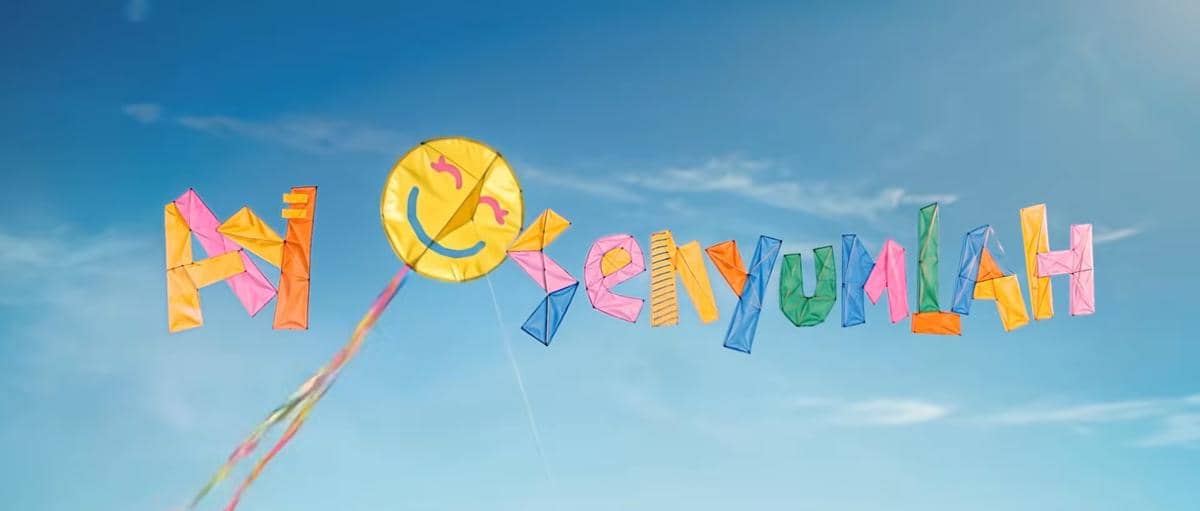 Cuplikan video musik “Ayo Senyumlah” oleh JKT48 yang diunggah di kanal YouTube JKT48.