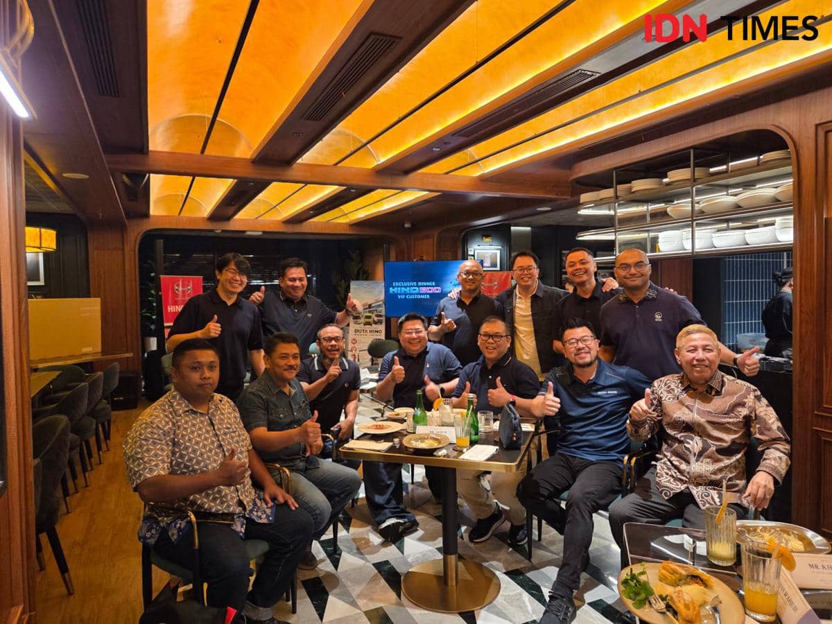 Jajaran pimpinan Duta Hino dan ATPM Hino berpose bersama konsumen setia dalam mini gathering di Somerset Queen City Semarang.