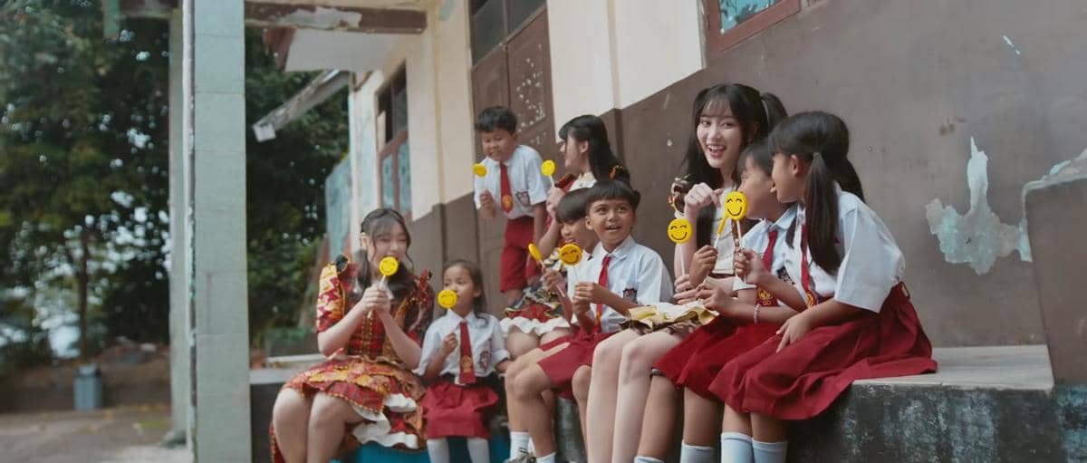 Cuplikan video musik Ayo Senyumlah oleh JKT48 dari kanal YouTube resmi JKT48 yang diunggah secara daring.