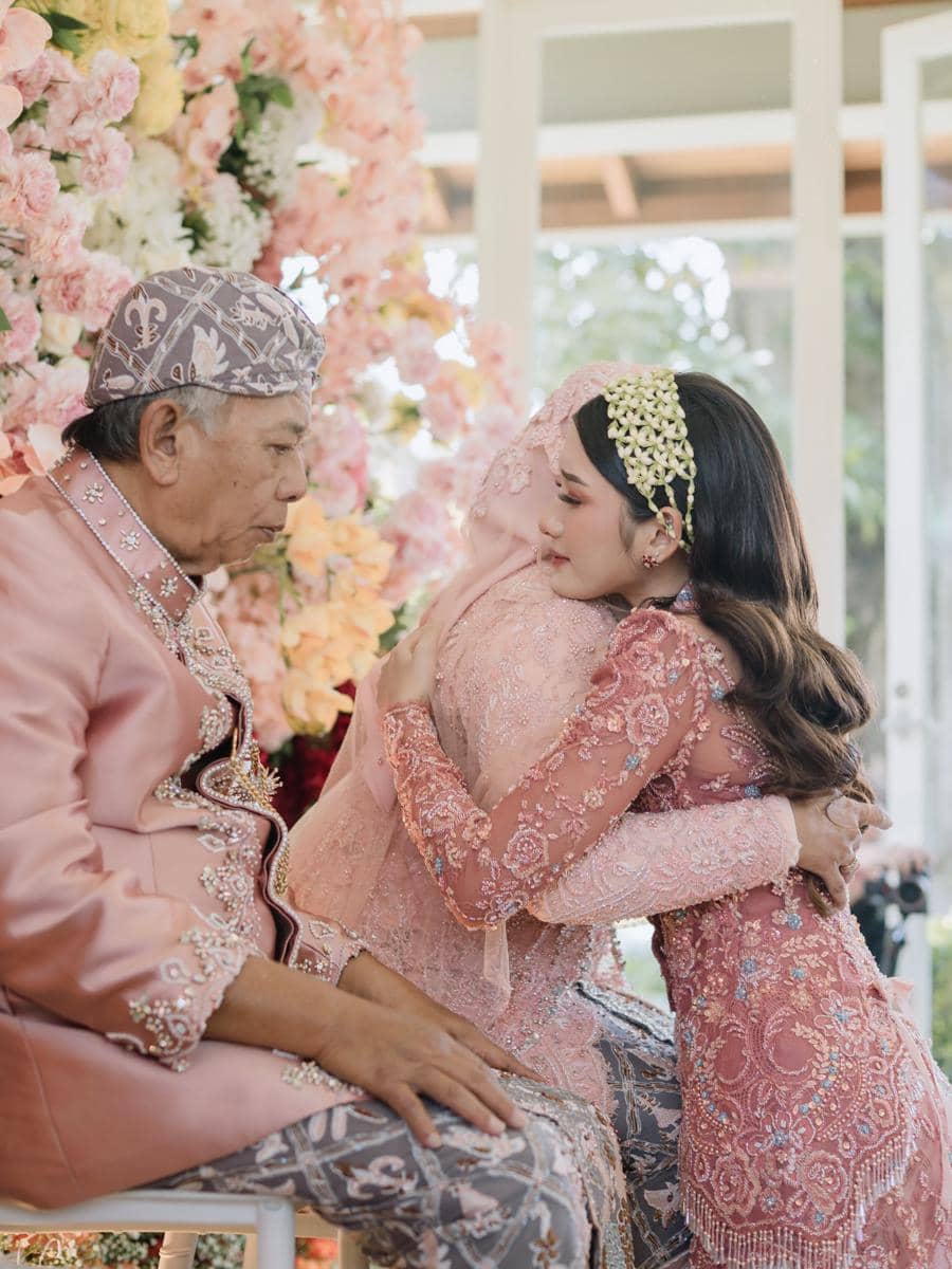 Yuriska Patricia menjalani rangkaian pengajian dan siraman sebagai persiapan menjelang hari pernikahannya.