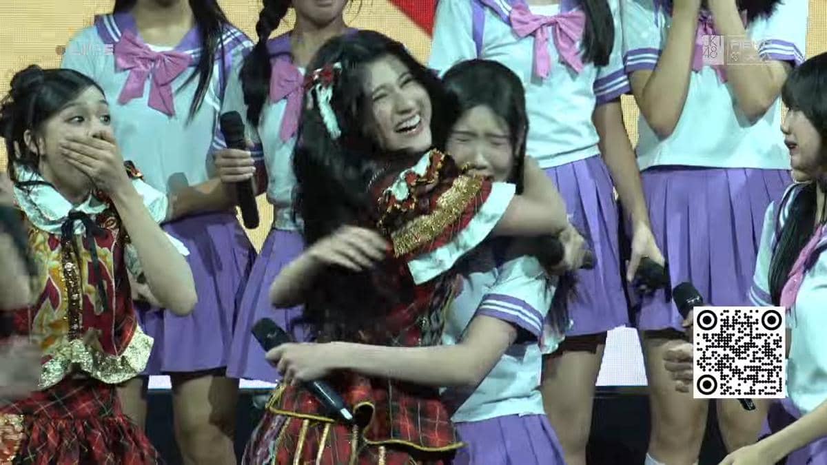 Para anggota JKT48 berdiri di panggung saat pengumuman pembagian tim Generasi 13 sebagai member inti.