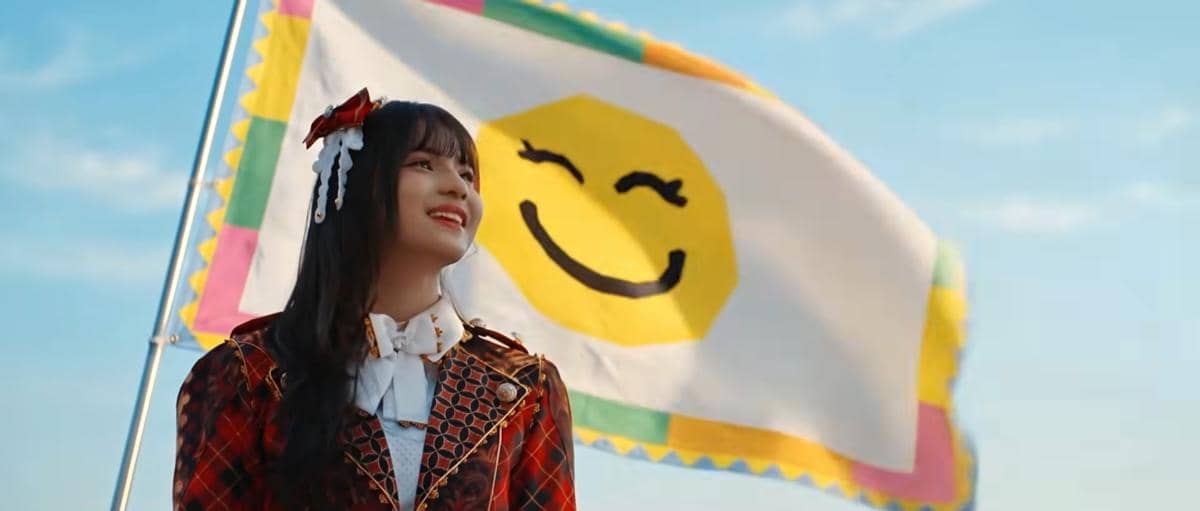Cuplikan video musik “Ayo Senyumlah” dari JKT48 yang diunggah melalui kanal YouTube resmi grup idola tersebut.