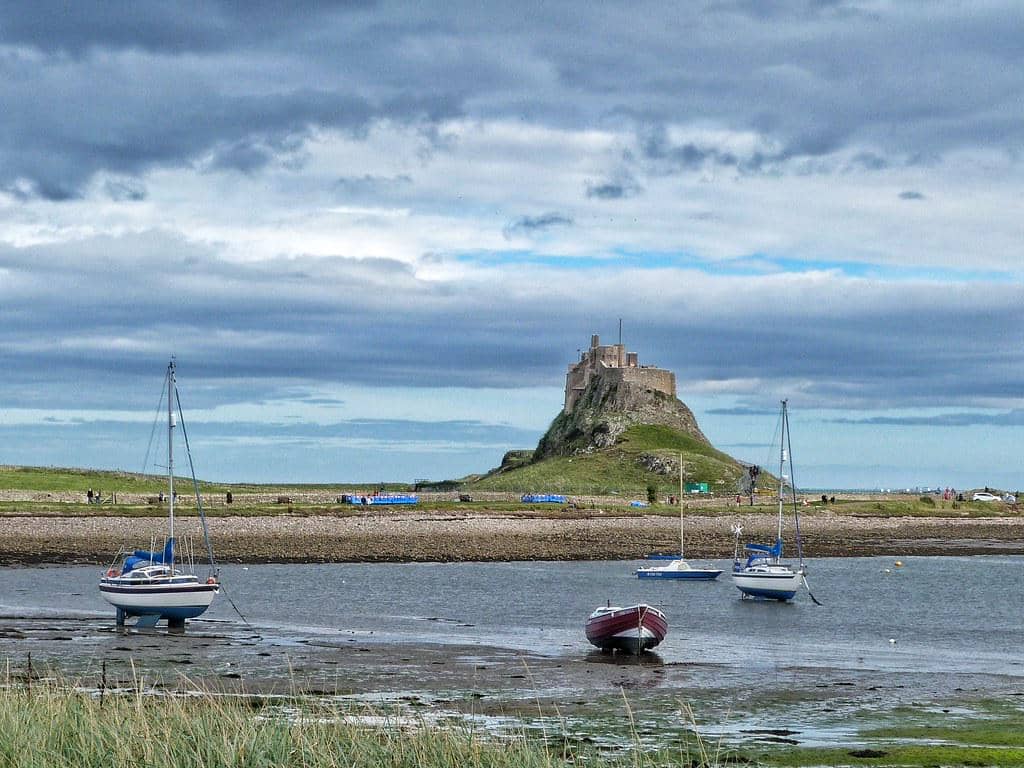 5 Fakta Pulau Lindisfarne, Ada Jejak Viking hingga Kastil di Tepi Laut