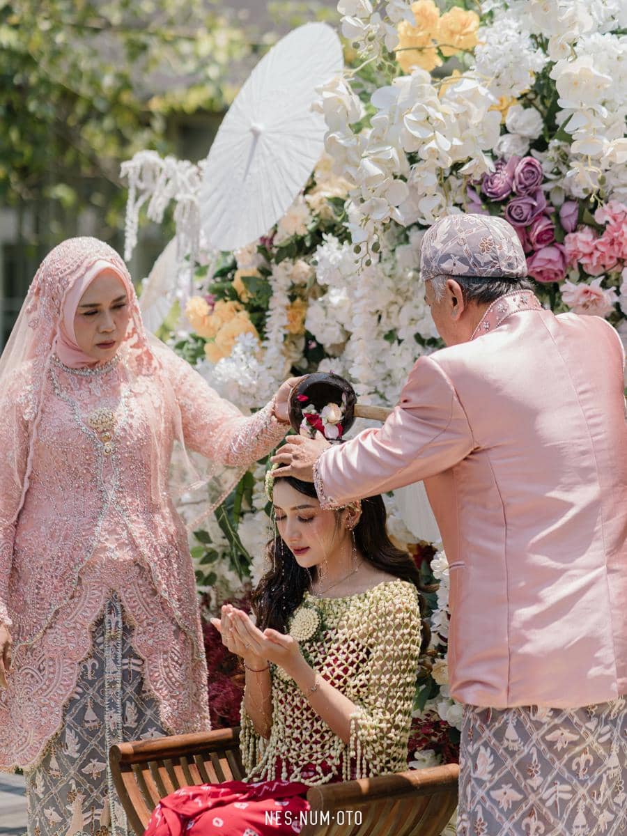 Yuriska Patricia menjalani rangkaian pengajian dan siraman menjelang pernikahan dalam balutan busana bernuansa putih.