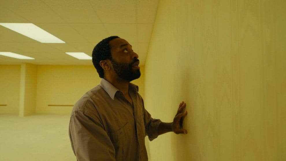 Still cut dari film Backrooms dengan kredit dokumentasi A24, memperlihatkan salah satu adegan dalam film horor.