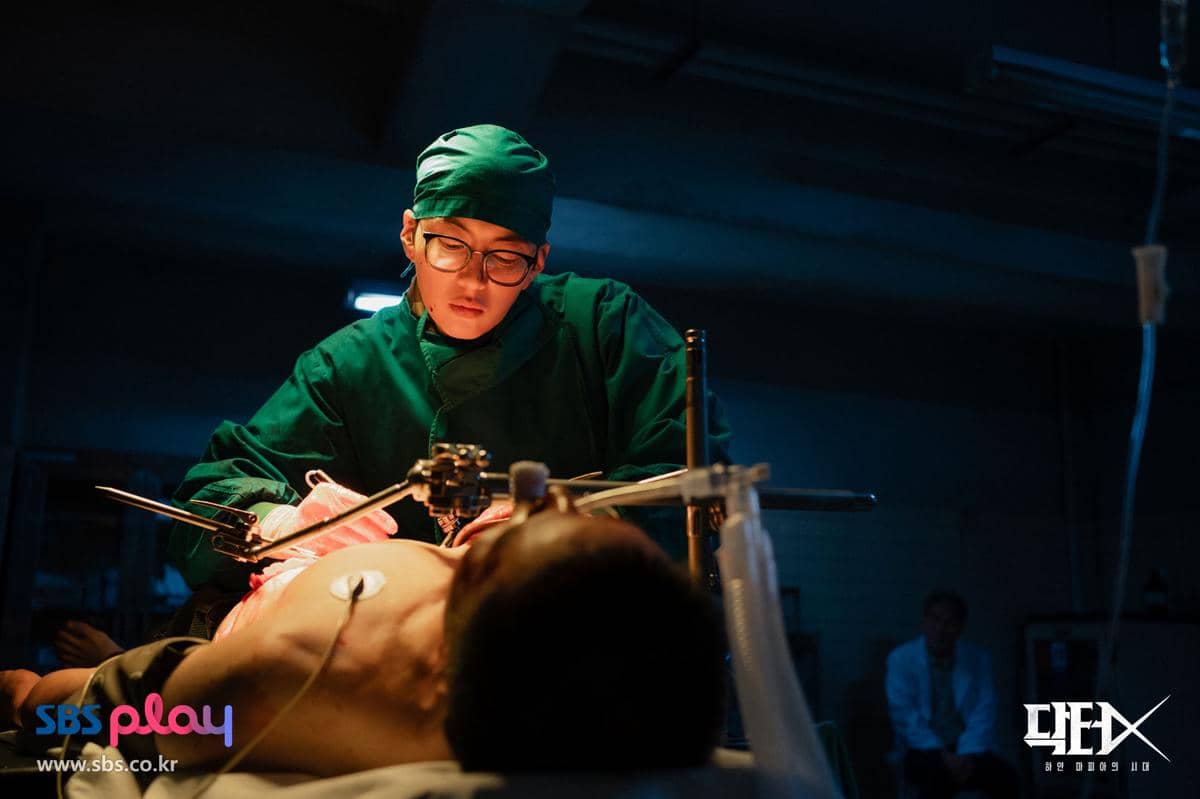 Potongan adegan dari drama Korea Doctor X: Mafia in White produksi SBS, sebagaimana tercantum dalam materi promosi serial.