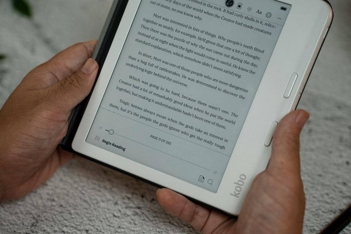 Ilustrasi membaca buku digital