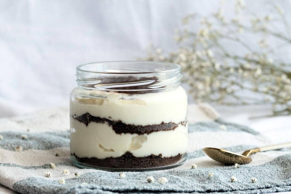 ilustrasi choco mint cheesecake in glass