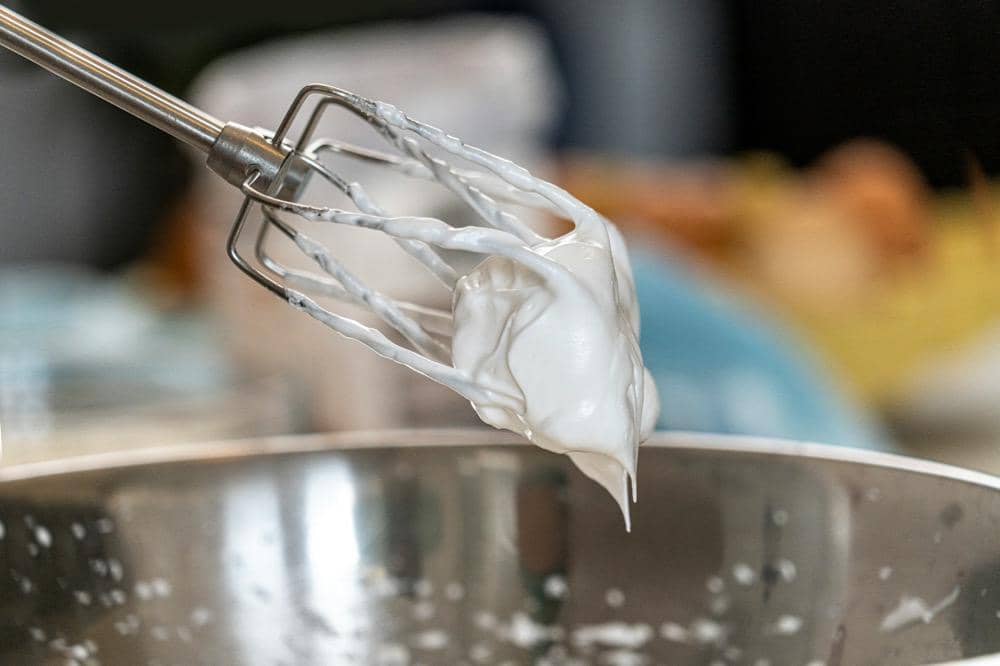 ilustrasi whipping cream yang baru dikocok