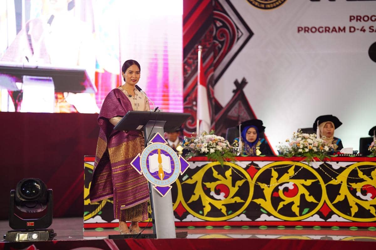 Wakil Menteri Pariwisata Ni Luh Puspa menghadiri acara wisuda di Politeknik Pariwisata Medan pada Sabtu.