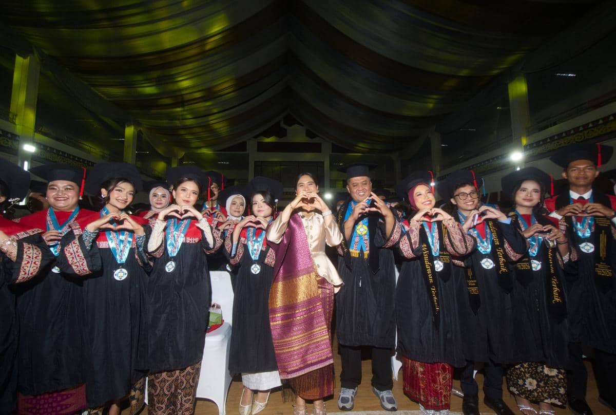 Wakil Menteri Pariwisata Ni Luh Puspa menghadiri prosesi wisuda di Politeknik Pariwisata Medan pada 24 Oktober 2026.