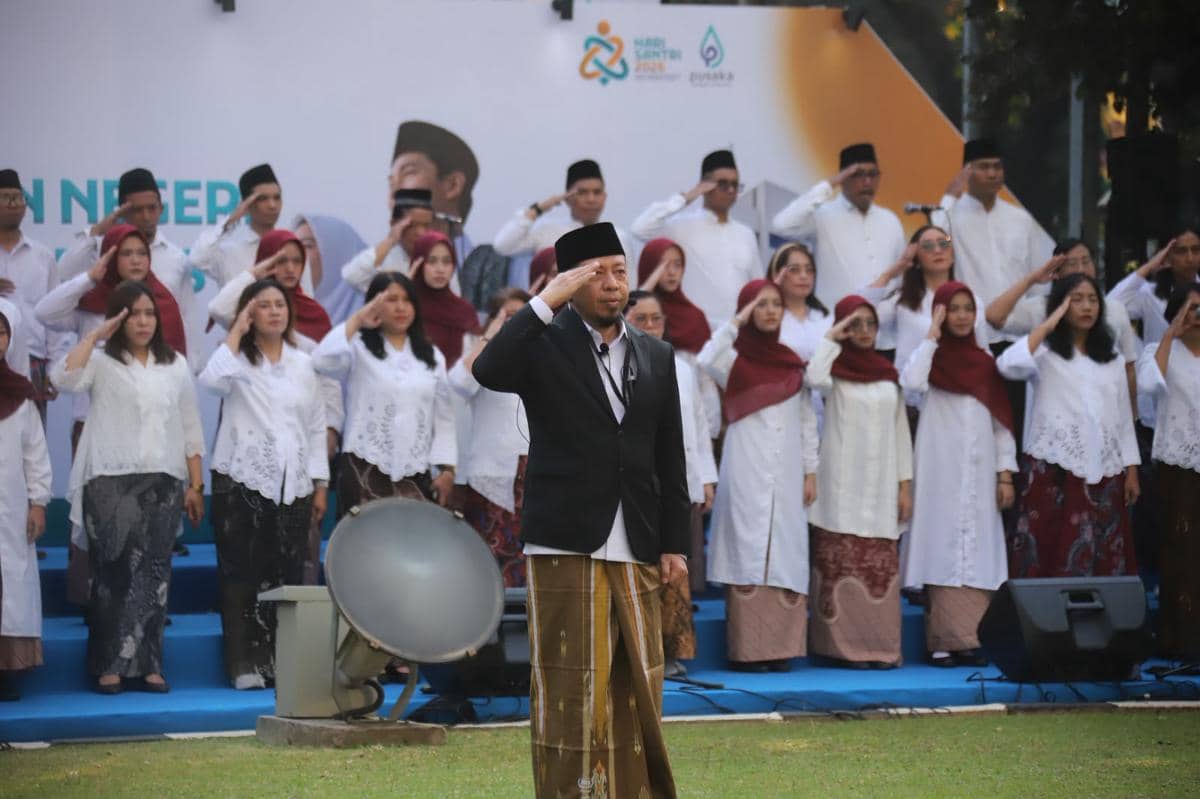 Dirjen Pesantren, Basnang Said menggunakan sarung dan peci (dok. Kemenag)