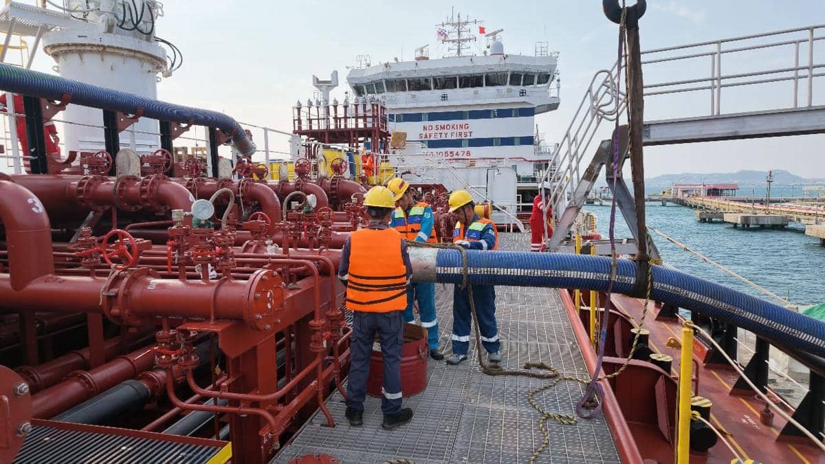 Kapal Angkut 15,1 Juta Liter Pertalite dari Malaysia Bersandar di IT Panjang