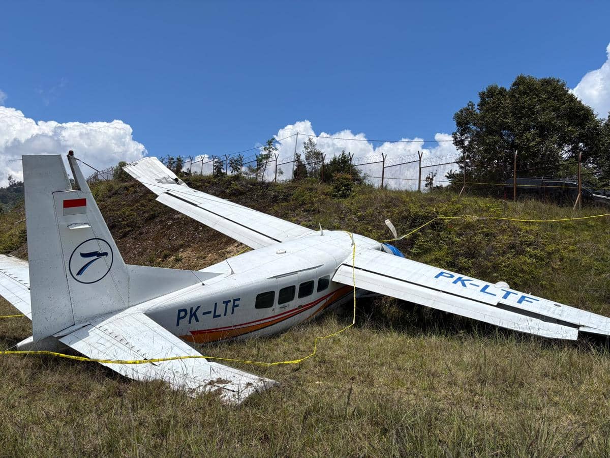 Pesawat Asian One Air Keluar Landasan di Papua, 10 Penumpang Selamat
