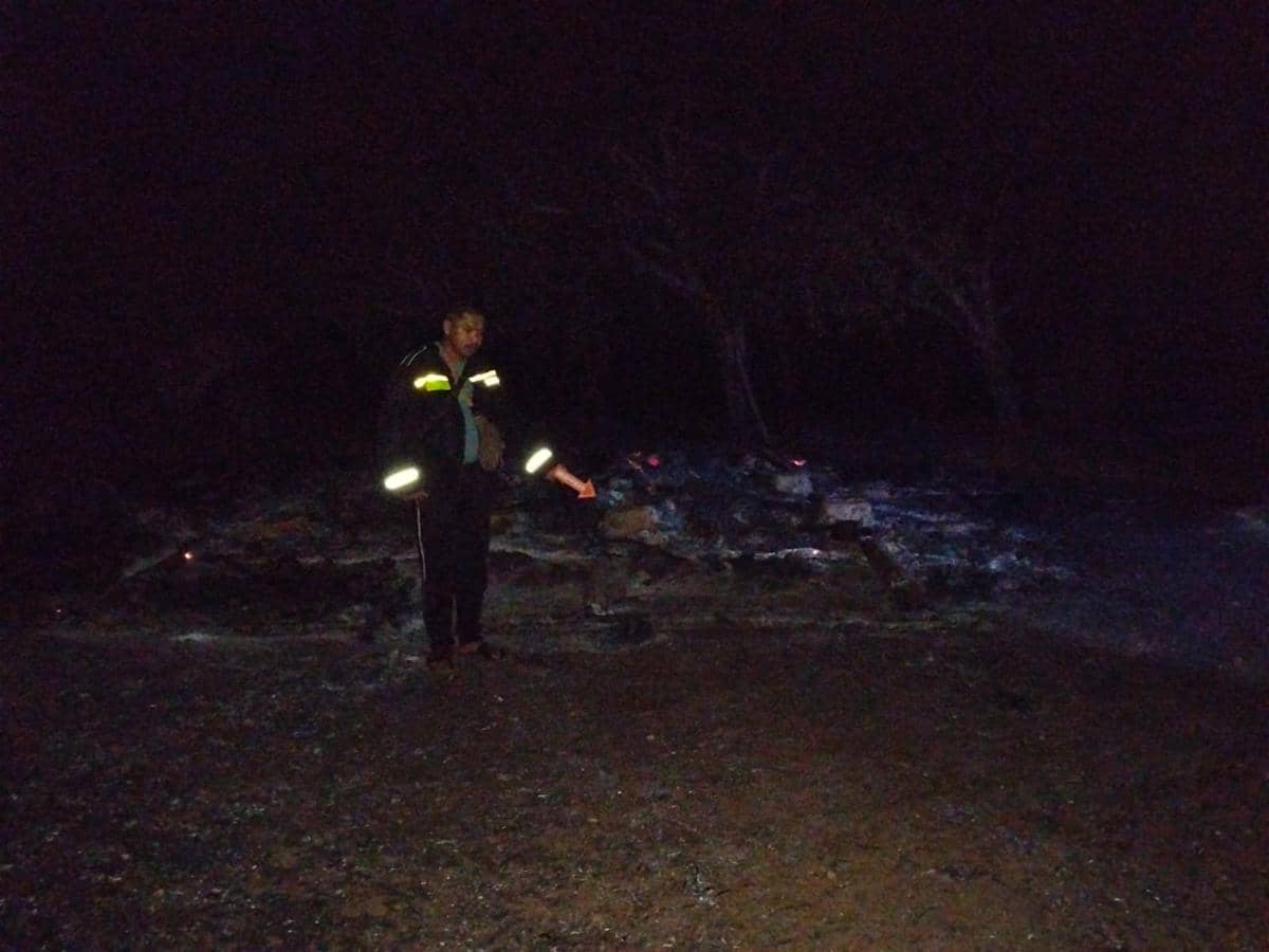 Petugas polisi memeriksa lokasi tiga rumah panggung yang terbakar setelah diduga dibakar sejumlah pria di Sumba Barat Daya.