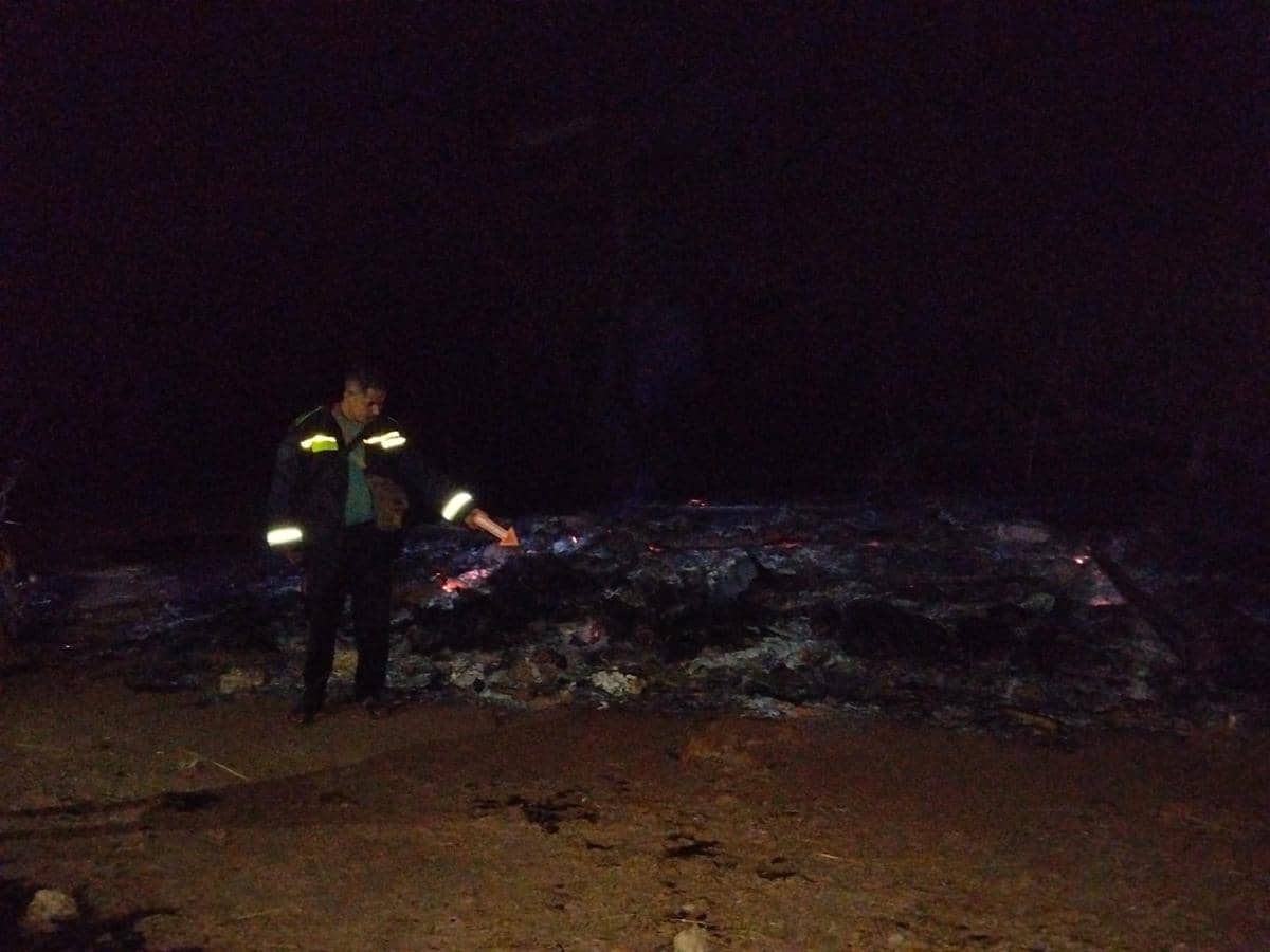 Petugas kepolisian melakukan olah tempat kejadian perkara di area tiga rumah panggung yang dibakar sejumlah pria di Sumba Barat Daya.