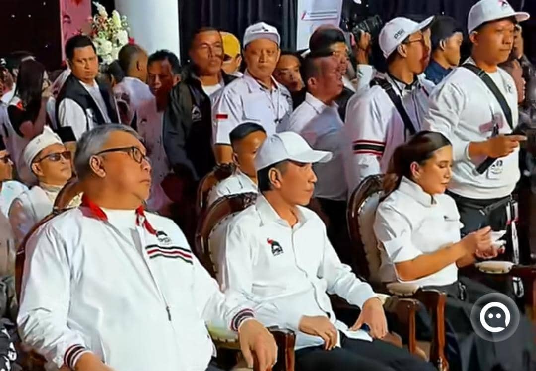 Joko Widodo menghadiri acara Rakorda PSI di Sentul, Bogor, bersama para peserta yang hadir di lokasi kegiatan.