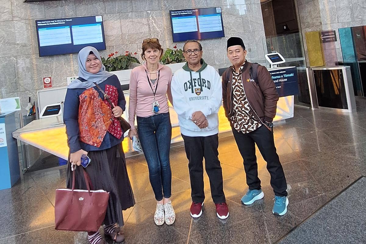 Prof Mas'ud berbincang dengan sejumlah peneliti dari Selandia Baru dalam pertemuan di UIN Walisongo Semarang.