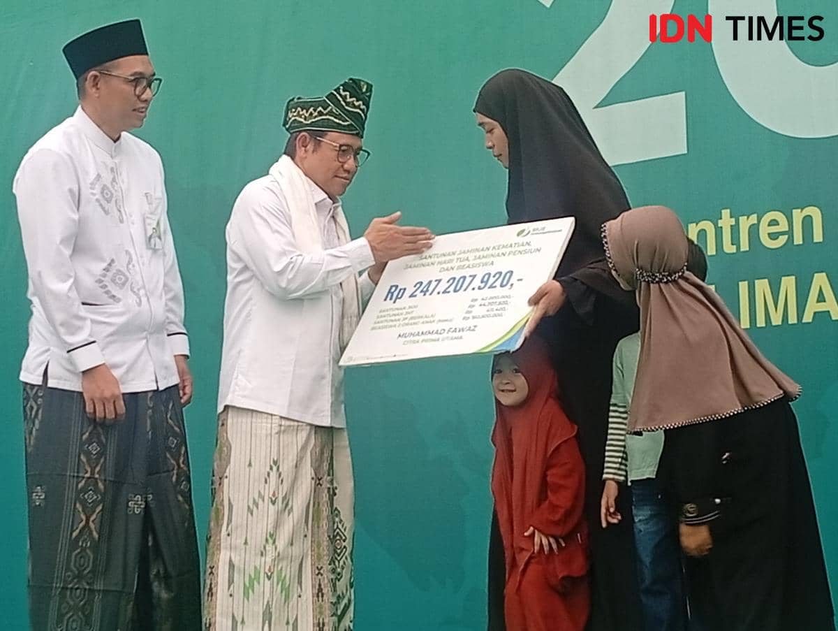 Menteri Koordinator Bidang Pemberdayaan Masyarakat (Menko PM) A. Muhaimin Iskandar atau Cak Imin dalam rangka Peringatan Hari Santri di Pondok Pesantren Al Falah Putera Banjarbaru, Kalimantan Selatan,