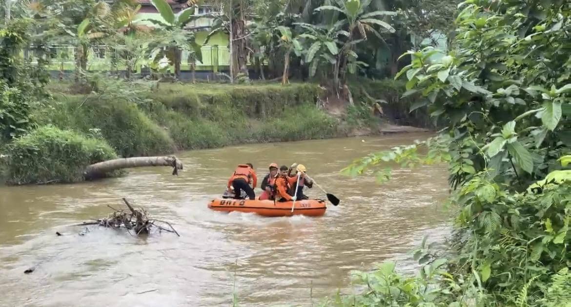 Tim gabungan mengevakuasi jenazah korban (Foto: Basarnas Padang)