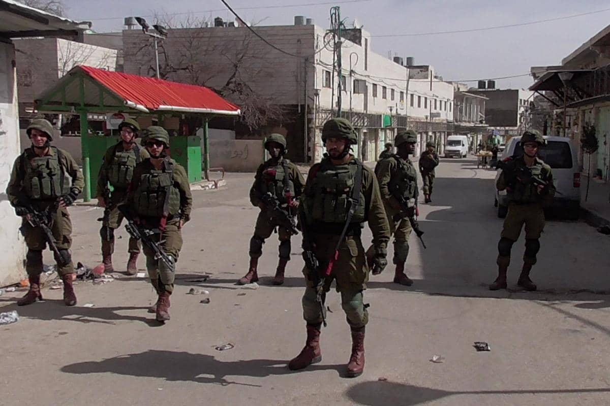 tentara Israel memblokir jalan di Hebron, Tepi Barat pada 2018