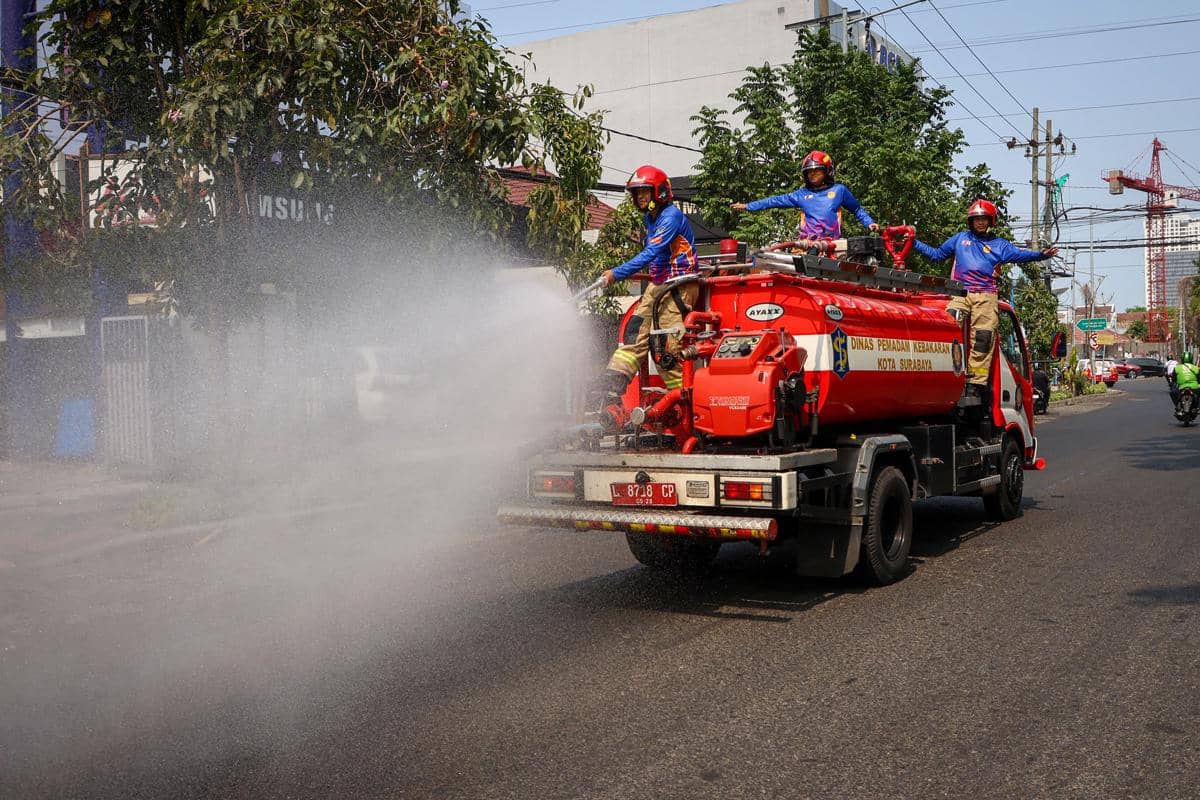Cuaca Panas, Damkar Masif Semprot Jalanan Kota Pahlawan