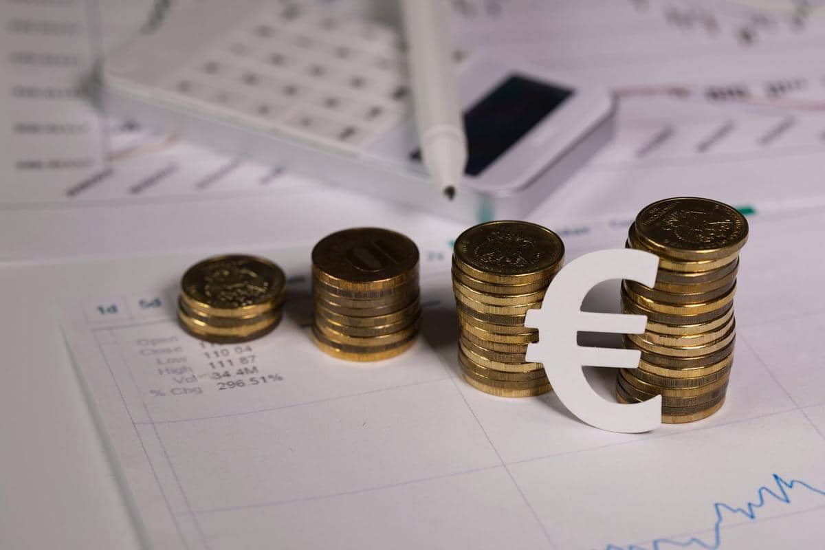 Euro Tertekan Utang Prancis, Yen Justru Menguat saat Saham AI Rontok