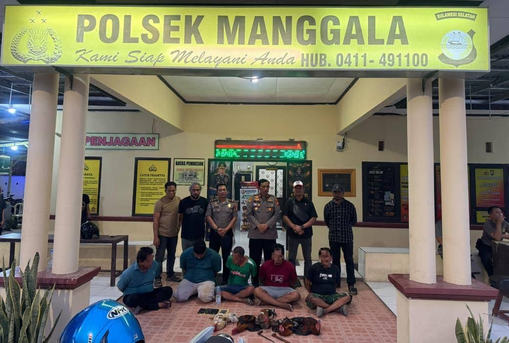 Polisi menangkap sejumlah pria pelaku judi sabung ayam di Kecamatan Manggala, Kota Makassar, Kamis (22/10/2026). Dok. Polsek Manggala