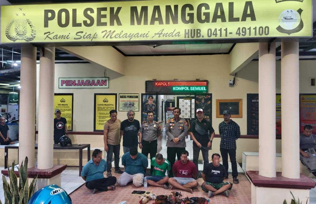 Polisi menangkap sejumlah pria pelaku judi sabung ayam di Kecamatan Manggala, Kota Makassar, Kamis (22/10/2026). Dok. Polsek Manggala