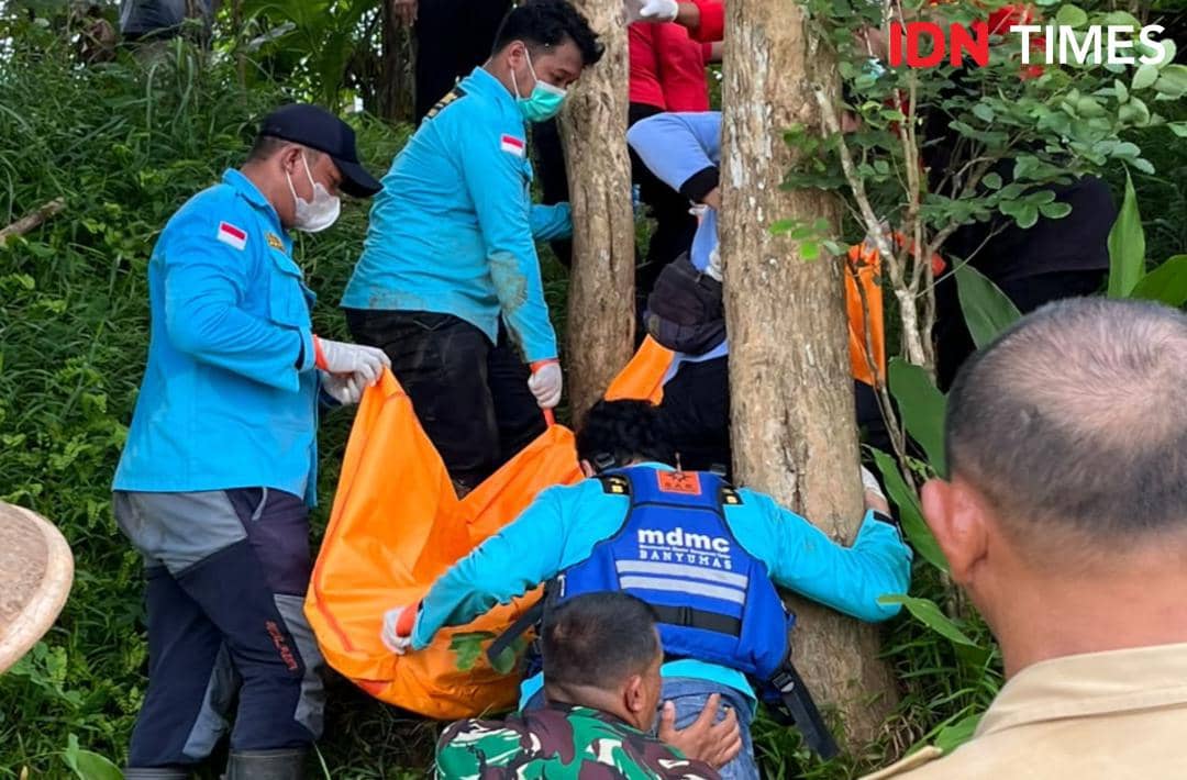 Haedar membelakangi kamera saat mengikuti evakuasi korban longsor di Majenang bersama tim MDMC di area bencana.