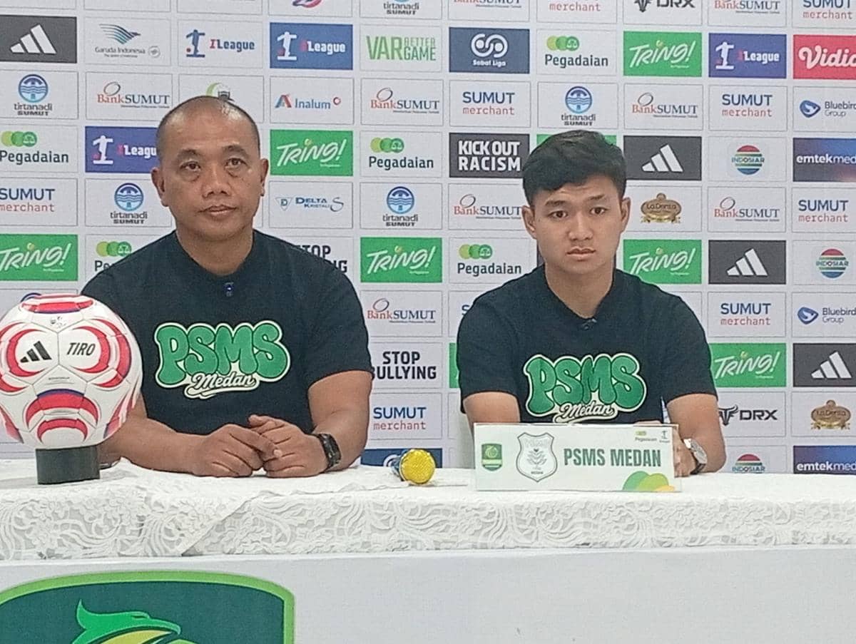 Pelatih PSMS Eko Purdjianto didampingi Ikhsan Can menjelang laga kontra PSIS dalam sesi persiapan tim.
