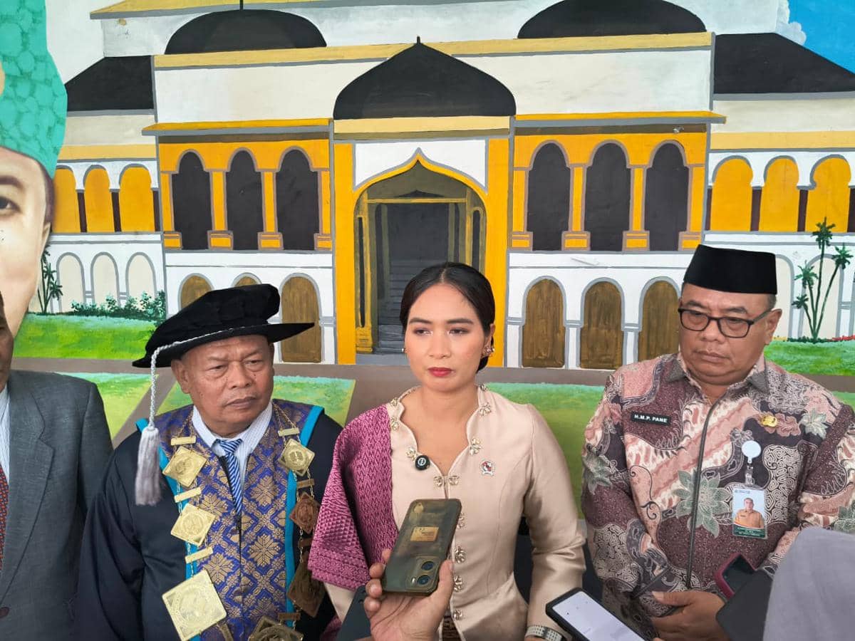 Wakil Menteri Pariwisata Ni Luh Puspa menghadiri acara wisuda di Politeknik Pariwisata Medan pada Sabtu, 24 Oktober 2026.