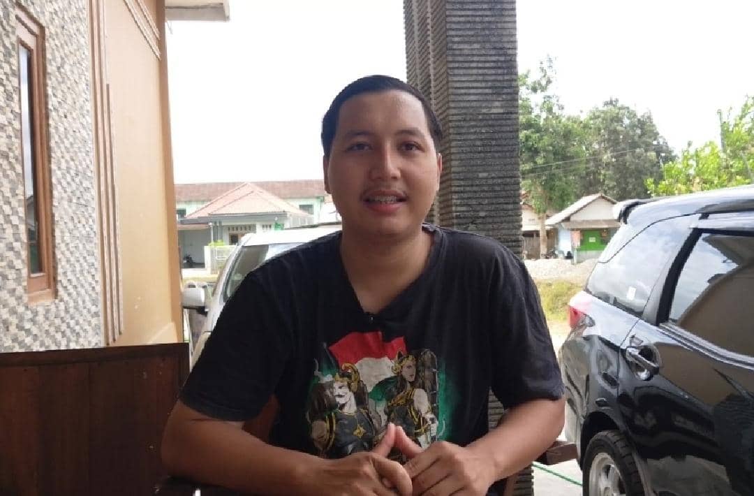 Haedar berada di rumahnya, berperan mencegah kerusakan lingkungan dan membantu masyarakat yang membutuhkan.