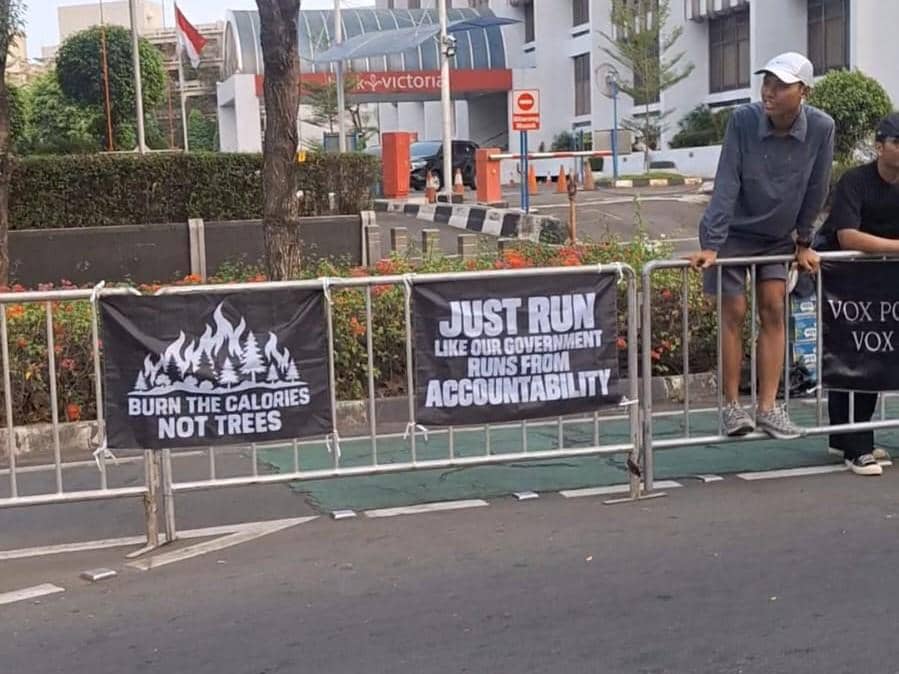 Berbagai simbol aspirasi rakyat yang bertebaran di Jakarta Running Festival 2026 terkait Karhutla Indonesia (IDN Times / Satria Permana)