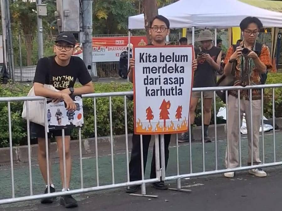 Berbagai simbol aspirasi rakyat yang bertebaran di Jakarta Running Festival 2026 terkait Karhutla Indonesia (IDN Times / Satria Permana)