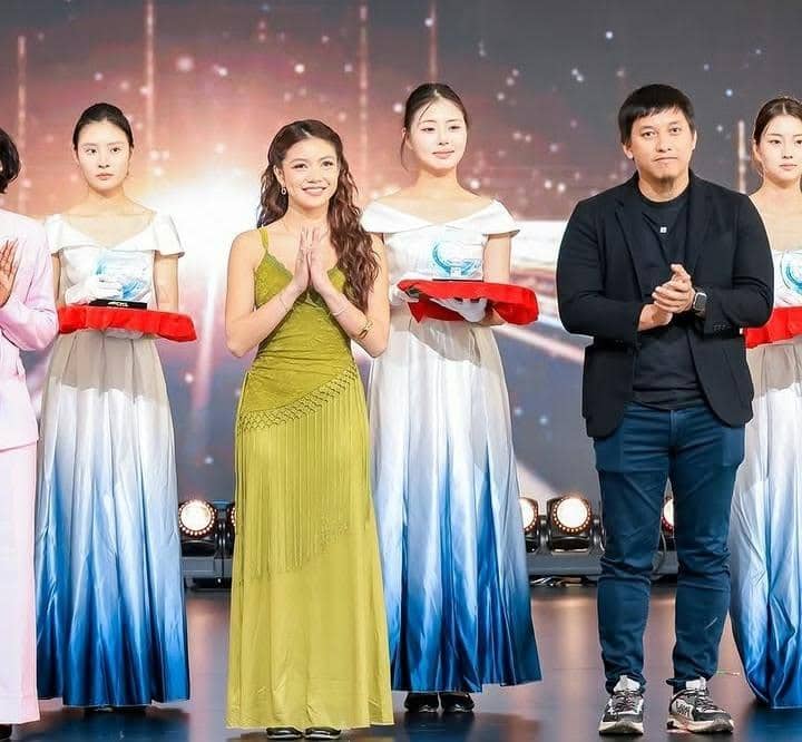 Regina Phoenix terima penghargaan dari perusahaan otomotif China
